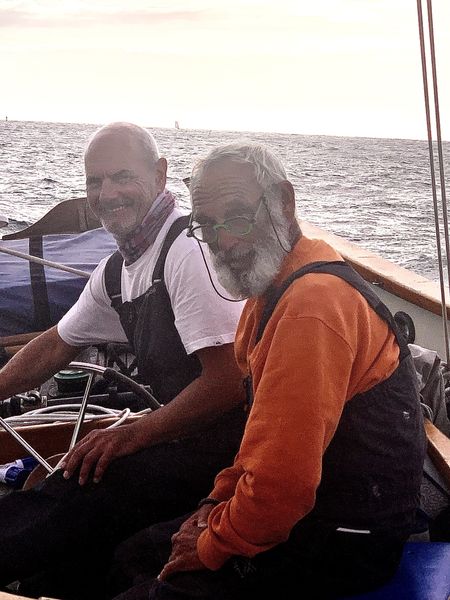 Équipage à bord d'un voilier en navigation