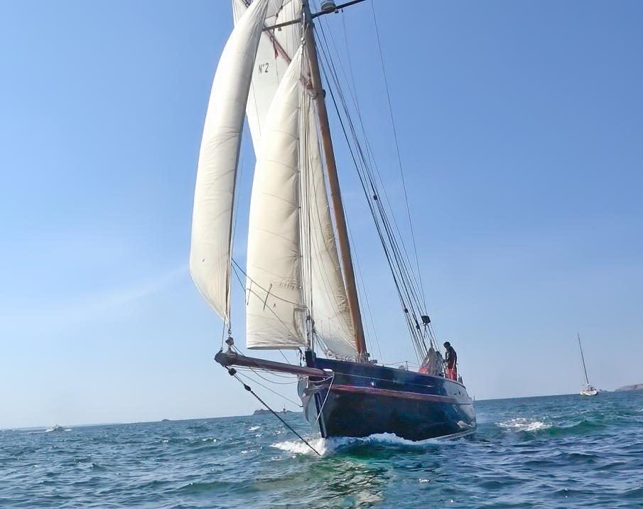 Vieux gréement PSM N°2 au largue — naviguer comme métaphore d'entreprendre