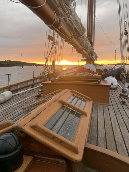 Pont du voilier au coucher du soleil