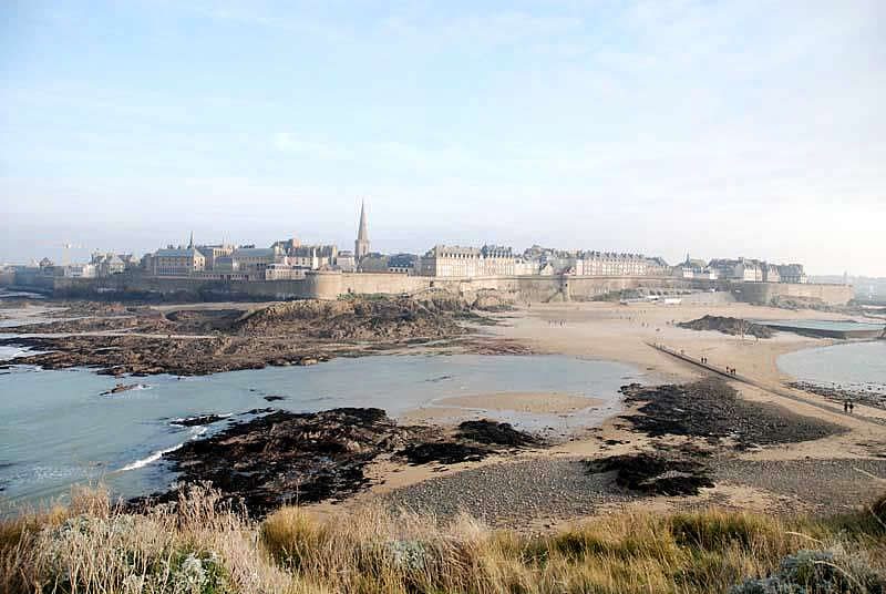 Vue de Saint-Malo intra-muros depuis la grève